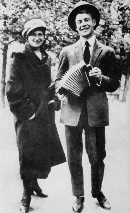 Иллюстрация к книге — Сергей Есенин. Биография [i_189.jpg]