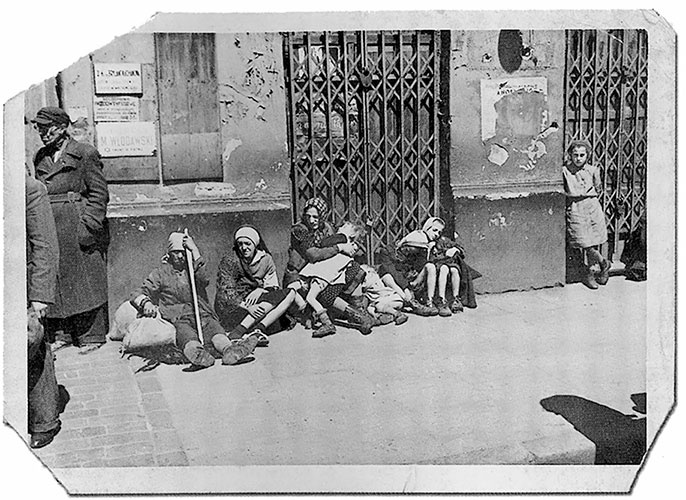 Иллюстрация к книге — Храброе сердце Ирены Сендлер [i_012.jpg]