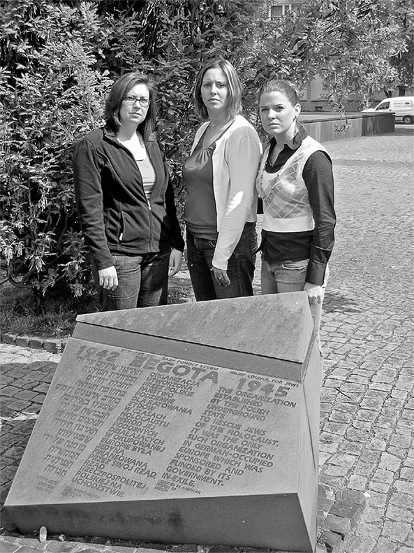 Иллюстрация к книге — Храброе сердце Ирены Сендлер [i_051.jpg]