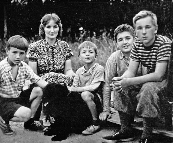 Иллюстрация к книге — Неизвестный Сикорский. "Бог" вертолетов [i_137.jpg]