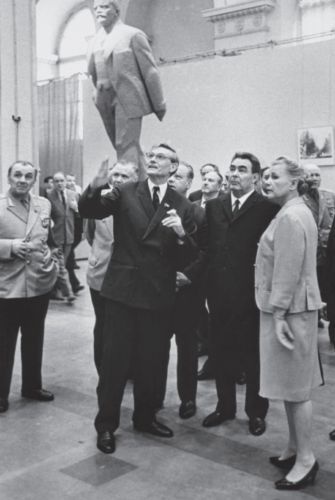 Иллюстрация к книге — Брежнев [i_022.jpg]