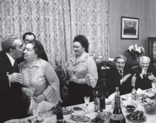 Иллюстрация к книге — Брежнев [i_038.jpg]