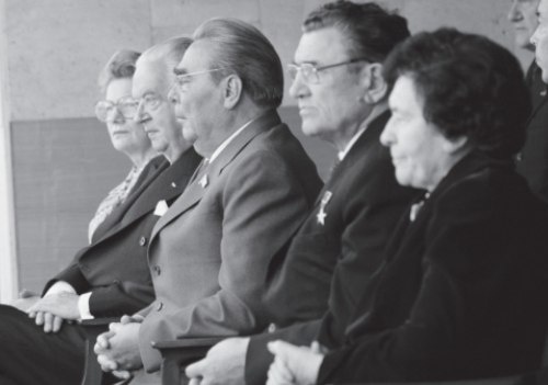 Иллюстрация к книге — Брежнев [i_045.jpg]