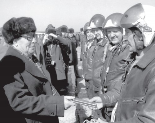 Иллюстрация к книге — Брежнев [i_047.jpg]