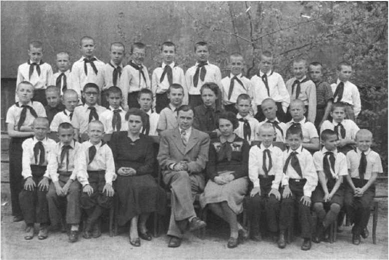 Иллюстрация к книге — Эдик. Путешествие в мир детского писателя Эдуарда Успенского [i_008.jpg]