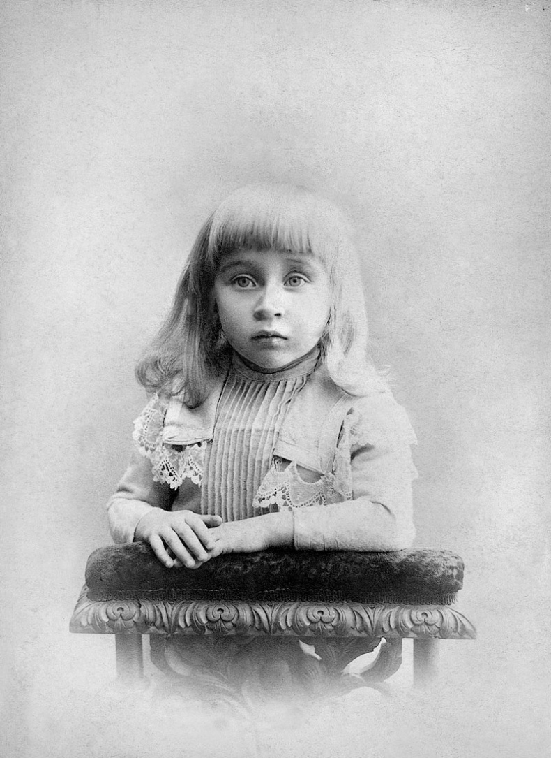 Иллюстрация к книге — "Посмотрим, кто кого переупрямит...". Надежда Яковлевна Мандельштам в письмах, воспоминаниях, свидетельствах [i_012.jpg]