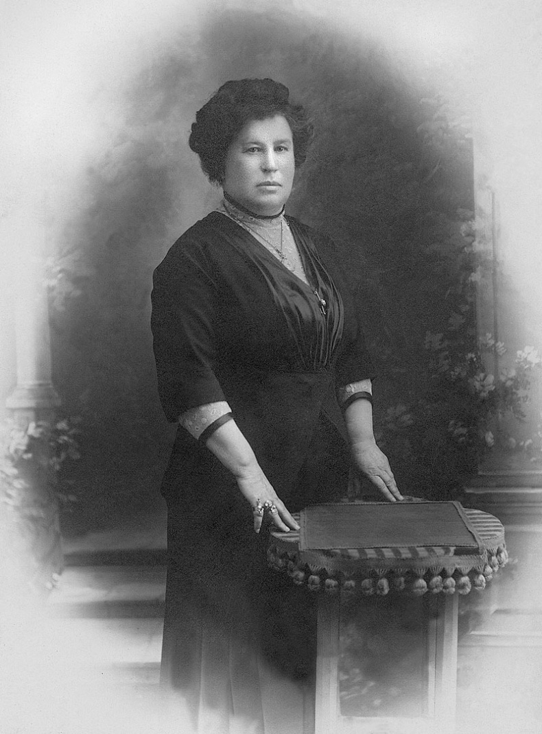 Иллюстрация к книге — "Посмотрим, кто кого переупрямит...". Надежда Яковлевна Мандельштам в письмах, воспоминаниях, свидетельствах [i_014.jpg]