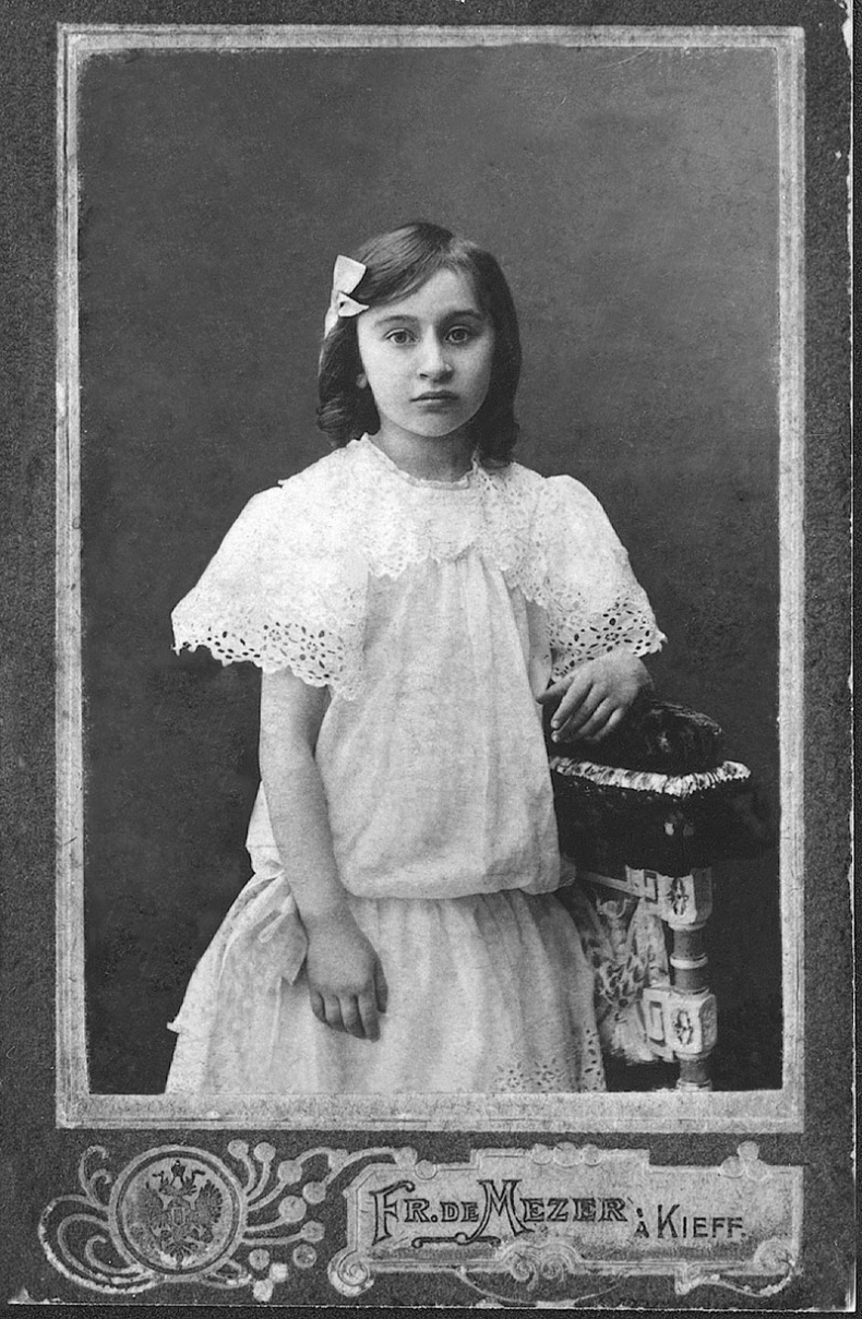 Иллюстрация к книге — "Посмотрим, кто кого переупрямит...". Надежда Яковлевна Мандельштам в письмах, воспоминаниях, свидетельствах [i_017.jpg]