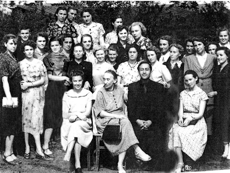 Иллюстрация к книге — "Посмотрим, кто кого переупрямит...". Надежда Яковлевна Мандельштам в письмах, воспоминаниях, свидетельствах [i_048.jpg]