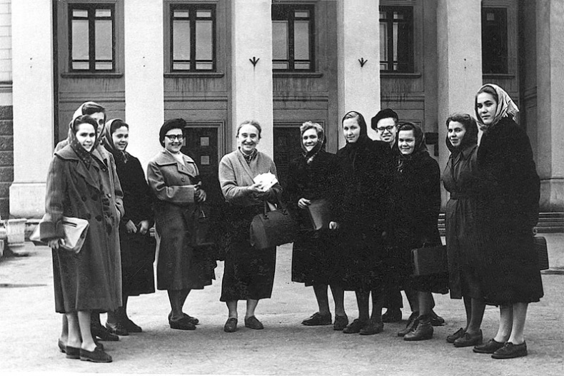 Иллюстрация к книге — "Посмотрим, кто кого переупрямит...". Надежда Яковлевна Мандельштам в письмах, воспоминаниях, свидетельствах [i_049.jpg]