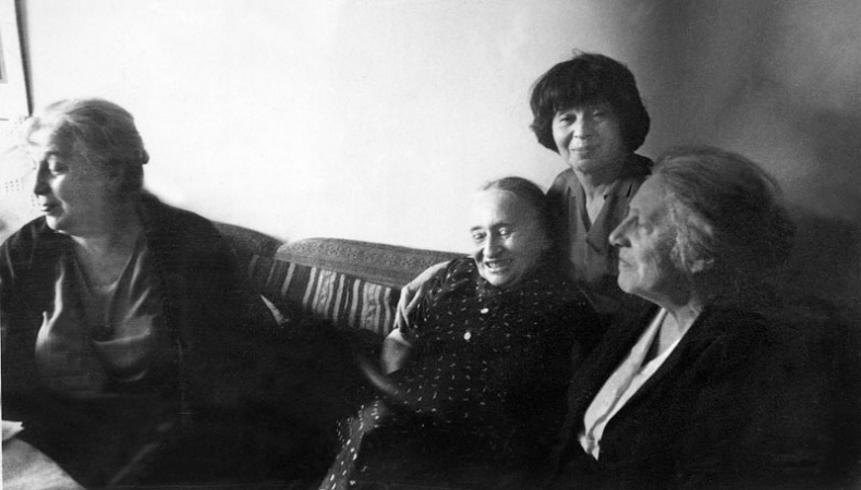 Иллюстрация к книге — "Посмотрим, кто кого переупрямит...". Надежда Яковлевна Мандельштам в письмах, воспоминаниях, свидетельствах [i_054.jpg]