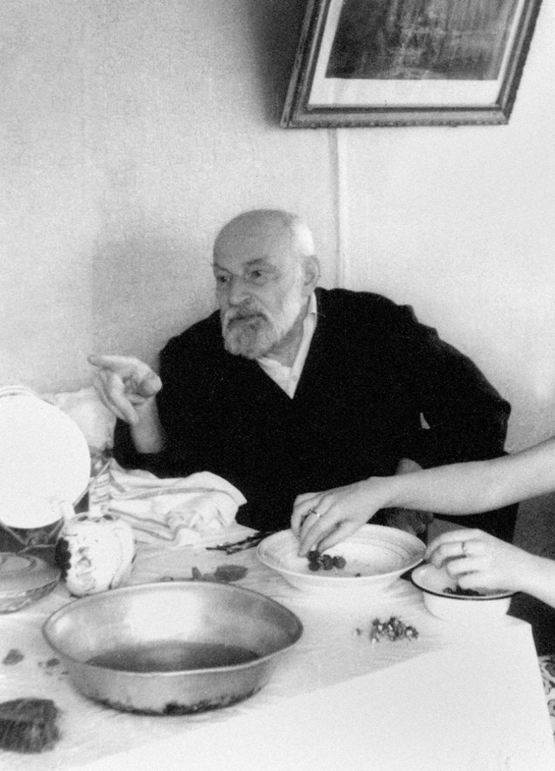 Иллюстрация к книге — "Посмотрим, кто кого переупрямит...". Надежда Яковлевна Мандельштам в письмах, воспоминаниях, свидетельствах [i_057.jpg]