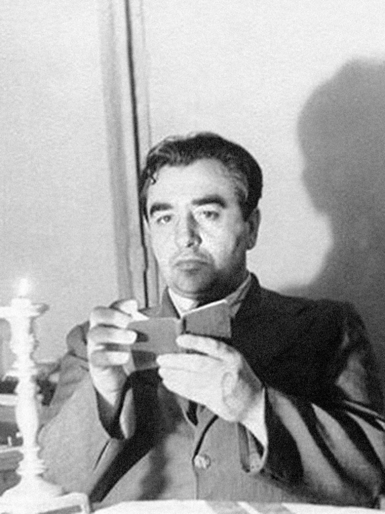 Иллюстрация к книге — "Посмотрим, кто кого переупрямит...". Надежда Яковлевна Мандельштам в письмах, воспоминаниях, свидетельствах [i_061.jpg]