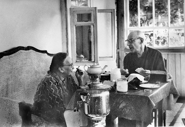 Иллюстрация к книге — "Посмотрим, кто кого переупрямит...". Надежда Яковлевна Мандельштам в письмах, воспоминаниях, свидетельствах [i_063.jpg]