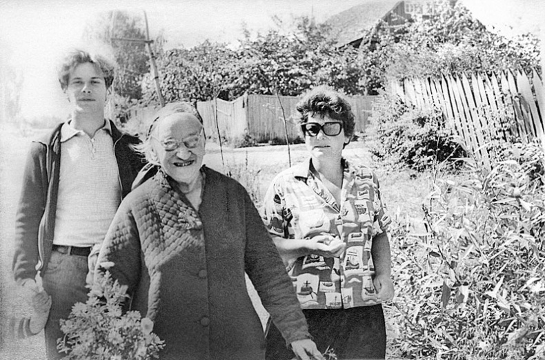 Иллюстрация к книге — "Посмотрим, кто кого переупрямит...". Надежда Яковлевна Мандельштам в письмах, воспоминаниях, свидетельствах [i_065.jpg]