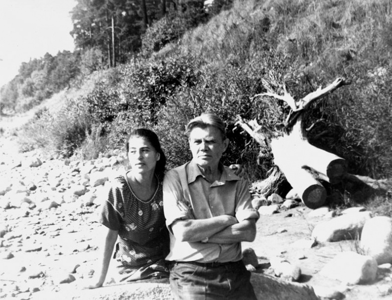 Иллюстрация к книге — "Посмотрим, кто кого переупрямит...". Надежда Яковлевна Мандельштам в письмах, воспоминаниях, свидетельствах [i_071.jpg]