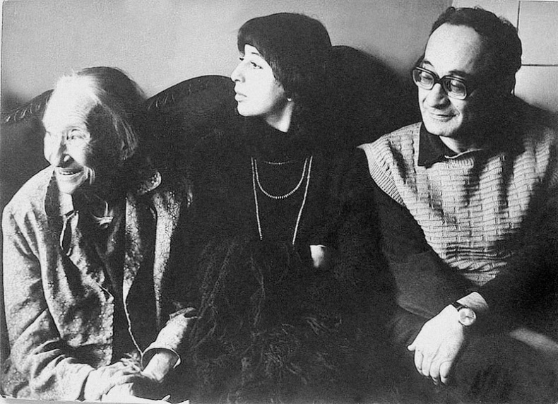 Иллюстрация к книге — "Посмотрим, кто кого переупрямит...". Надежда Яковлевна Мандельштам в письмах, воспоминаниях, свидетельствах [i_082.jpg]