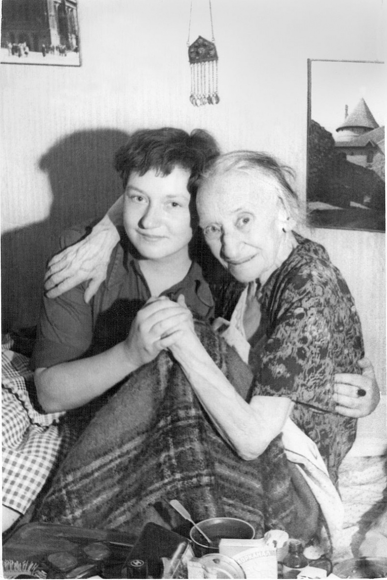 Иллюстрация к книге — "Посмотрим, кто кого переупрямит...". Надежда Яковлевна Мандельштам в письмах, воспоминаниях, свидетельствах [i_087.jpg]