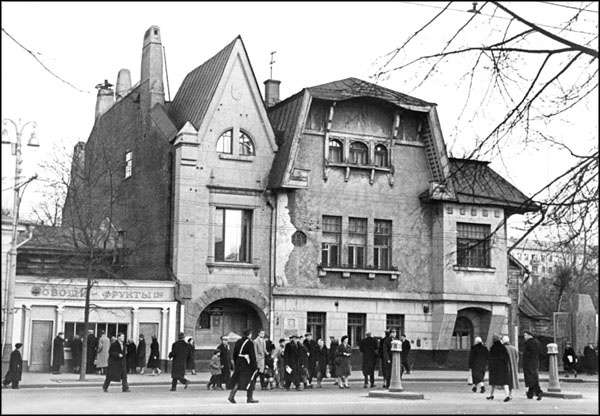 Иллюстрация к книге — Прекрасные незнакомки. Портреты на фоне эпохи [_057.jpg]