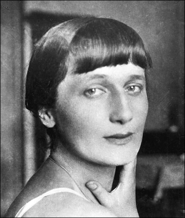 Иллюстрация к книге — Прекрасные незнакомки. Портреты на фоне эпохи [_177.jpg]