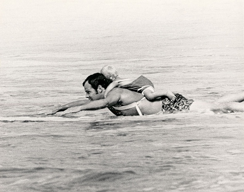 Иллюстрация к книге — Без ума от шторма, или Как мой суровый, дикий и восхитительно непредсказуемый отец учил меня жизни [i_018.jpg]