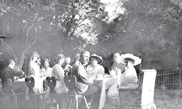 Иллюстрация к книге — Петербургские женщины XIX века [i_002.jpg]