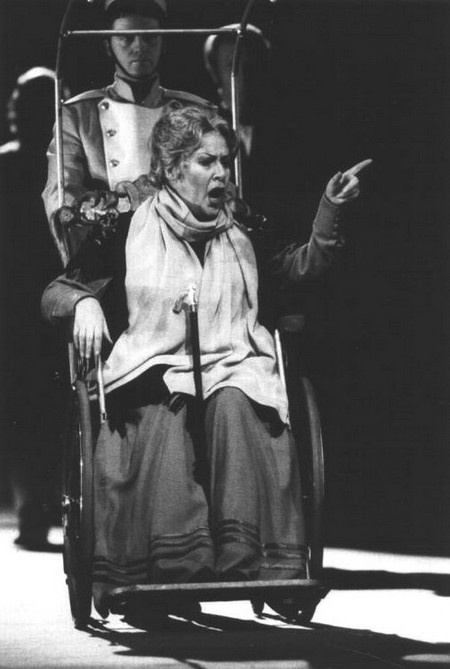 Иллюстрация к книге — Елена Образцова. Голос и судьба [i_090.jpg]