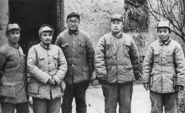 Иллюстрация к книге — Дэн Сяопин [i_020.jpg]