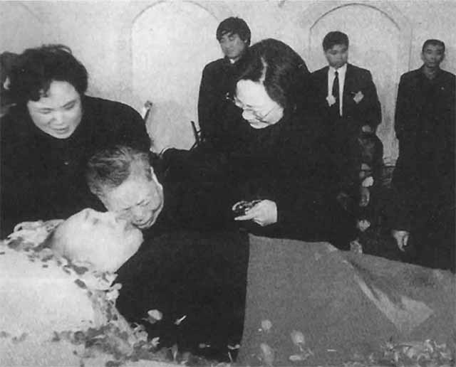 Иллюстрация к книге — Дэн Сяопин [i_061.jpg]