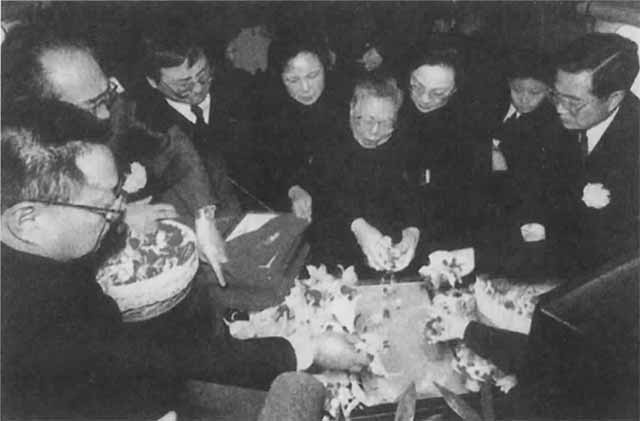 Иллюстрация к книге — Дэн Сяопин [i_062.jpg]