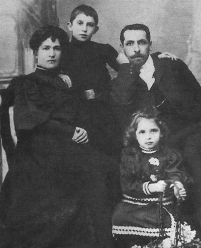 Иллюстрация к книге — Непохожие поэты. Трагедия и судьбы большевистской эпохи. Анатолий Мариенгоф, Борис Корнилов, Владимир Луговской [i_003.jpg]