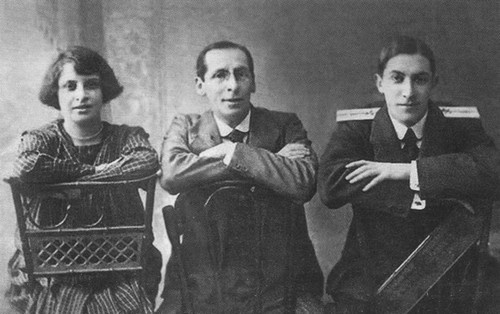 Иллюстрация к книге — Непохожие поэты. Трагедия и судьбы большевистской эпохи. Анатолий Мариенгоф, Борис Корнилов, Владимир Луговской [i_006.jpg]