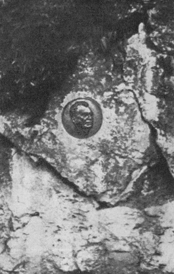 Иллюстрация к книге — Непохожие поэты. Трагедия и судьбы большевистской эпохи. Анатолий Мариенгоф, Борис Корнилов, Владимир Луговской [i_051.jpg]