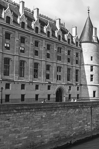 Иллюстрация к книге — Берегитесь, Боги жаждут! [i_222.jpg]