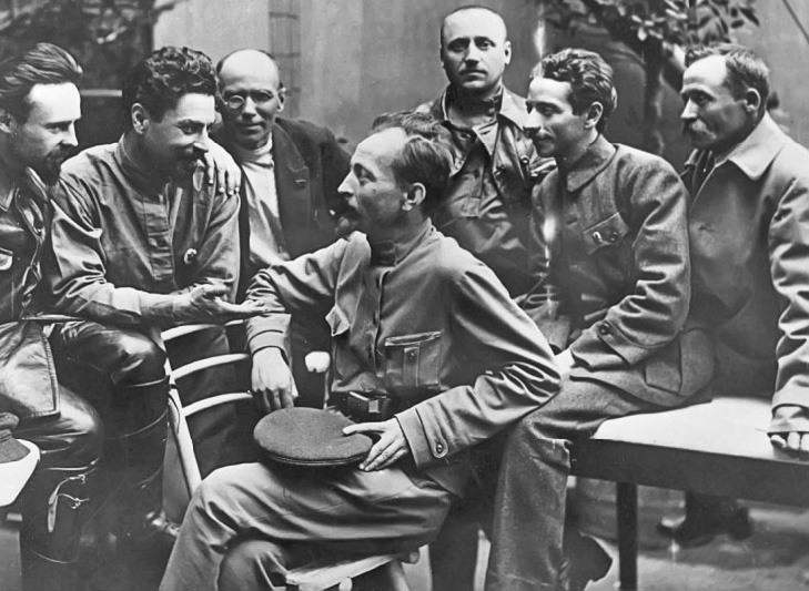 Иллюстрация к книге — Берегитесь, Боги жаждут! [i_256.jpg]