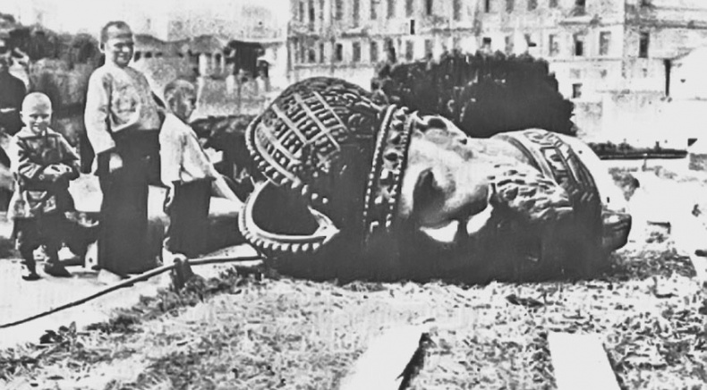 Иллюстрация к книге — Берегитесь, Боги жаждут! [i_257.jpg]