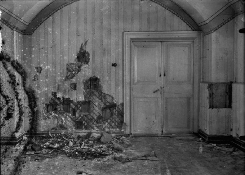 Иллюстрация к книге — Берегитесь, Боги жаждут! [i_263.jpg]