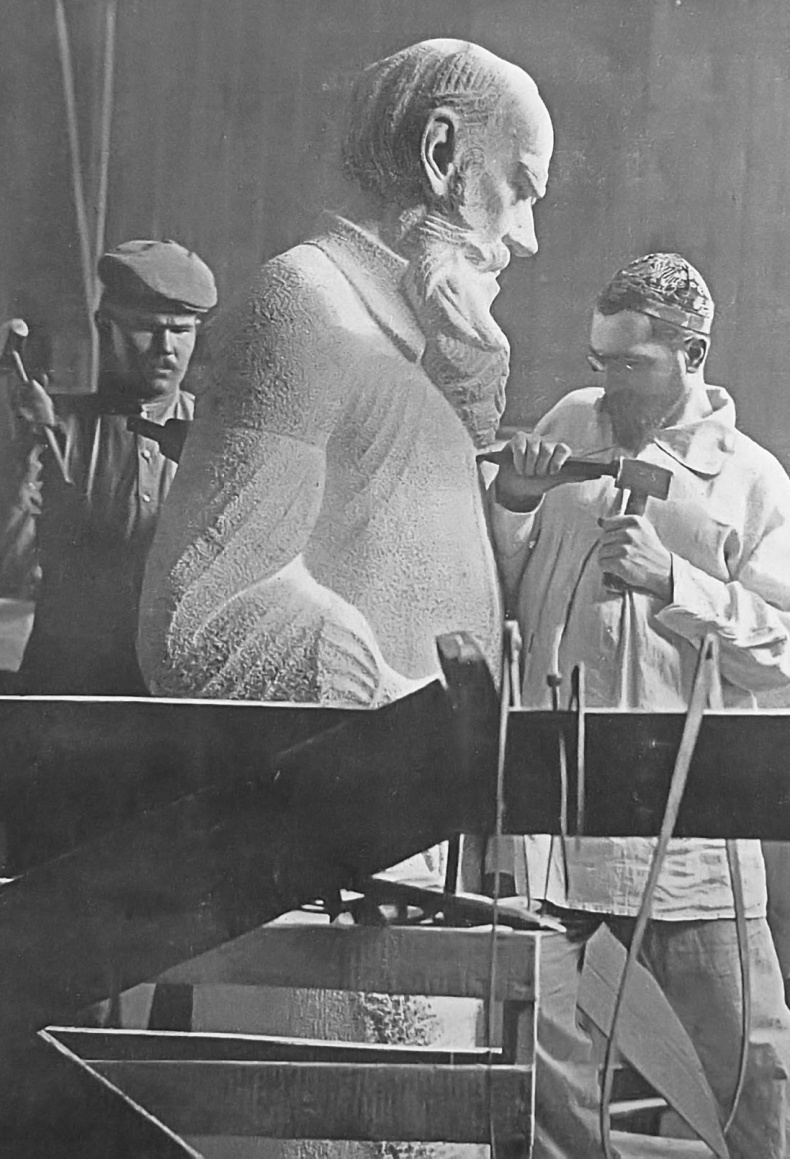 Иллюстрация к книге — Берегитесь, Боги жаждут! [i_273.jpg]