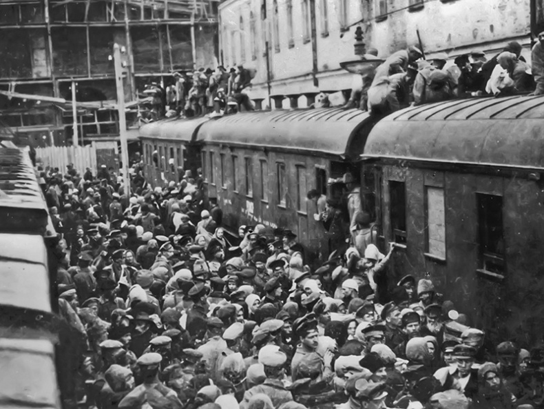 Иллюстрация к книге — Берегитесь, Боги жаждут! [i_274.jpg]