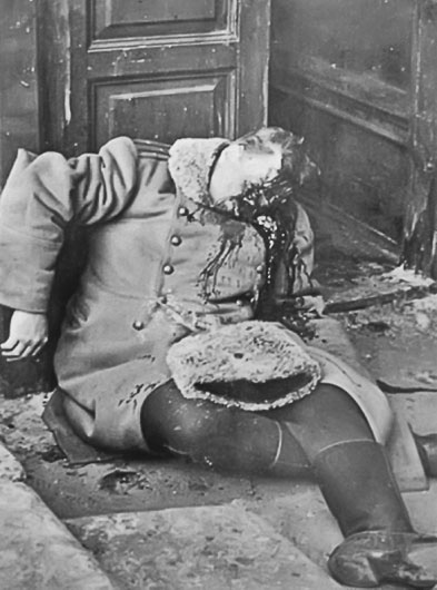 Иллюстрация к книге — Берегитесь, Боги жаждут! [i_277.jpg]