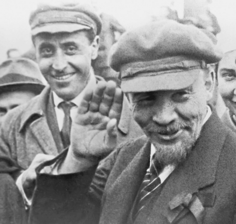 Иллюстрация к книге — Берегитесь, Боги жаждут! [i_286.jpg]