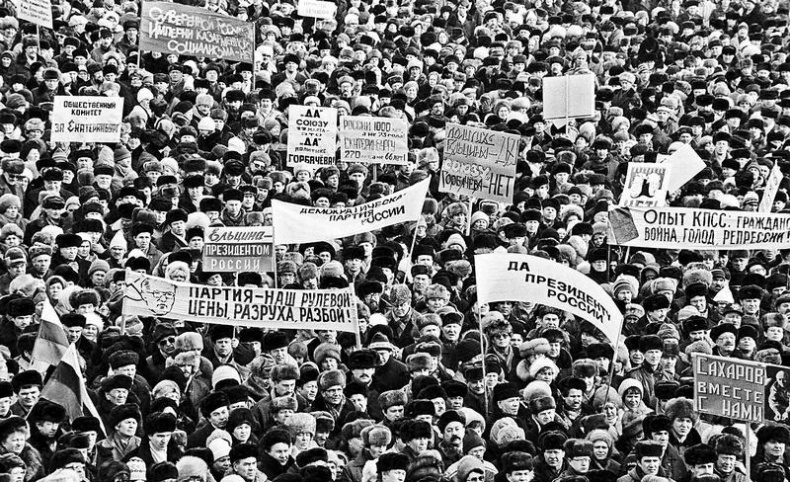 Иллюстрация к книге — Она развалилась. Повседневная история СССР и России в 1985-1999 гг. [i_004.jpg]