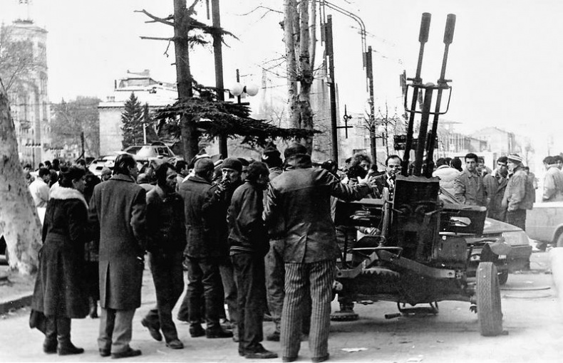 Иллюстрация к книге — Она развалилась. Повседневная история СССР и России в 1985-1999 гг. [i_013.jpg]