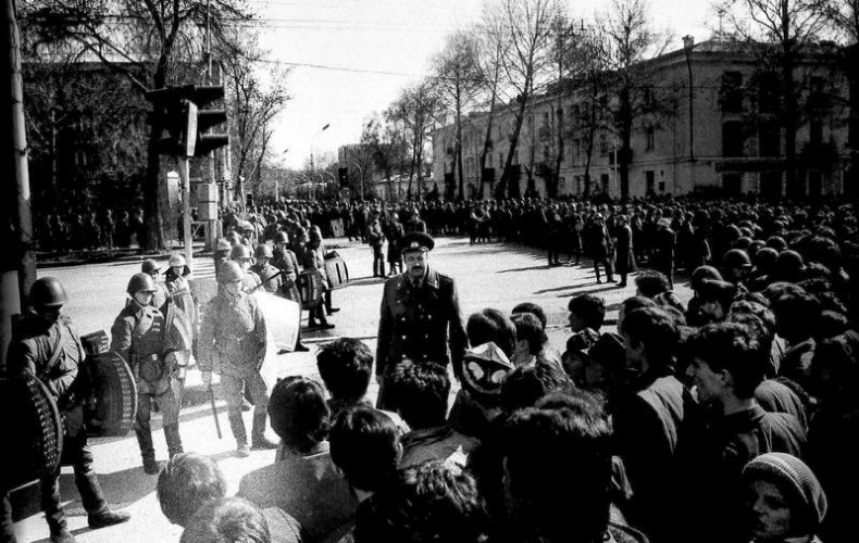 Иллюстрация к книге — Она развалилась. Повседневная история СССР и России в 1985-1999 гг. [i_016.jpg]