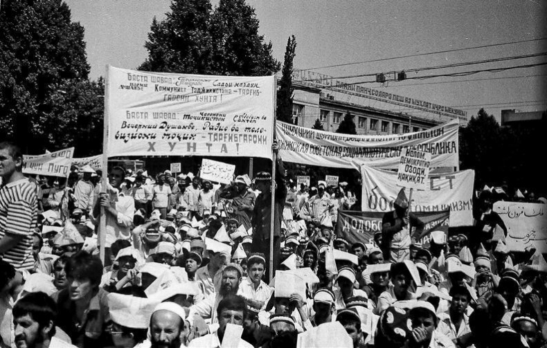 Иллюстрация к книге — Она развалилась. Повседневная история СССР и России в 1985-1999 гг. [i_017.jpg]