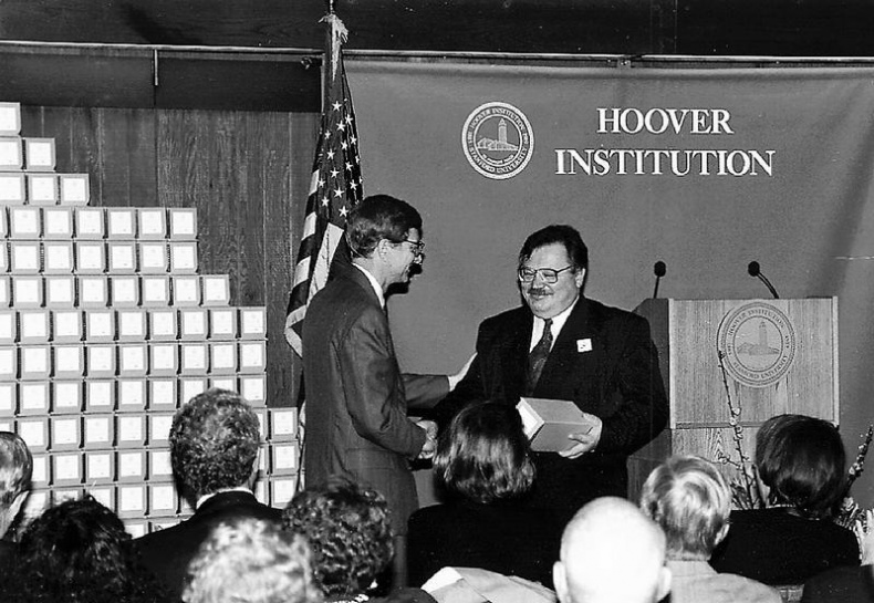 Иллюстрация к книге — Она развалилась. Повседневная история СССР и России в 1985-1999 гг. [i_019.jpg]