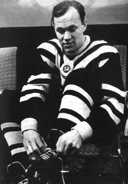 Иллюстрация к книге — Валерий Харламов. Легенда №17 [i_036.jpg]