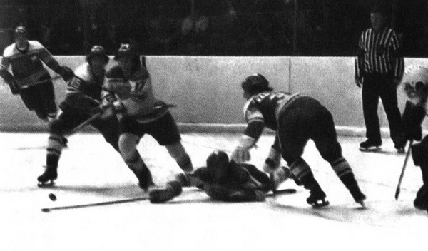 Иллюстрация к книге — Валерий Харламов. Легенда №17 [i_127.jpg]