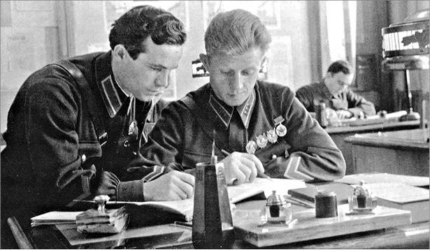 Иллюстрация к книге — Генерал Родимцев. Прошедший три войны [i_013.jpg]