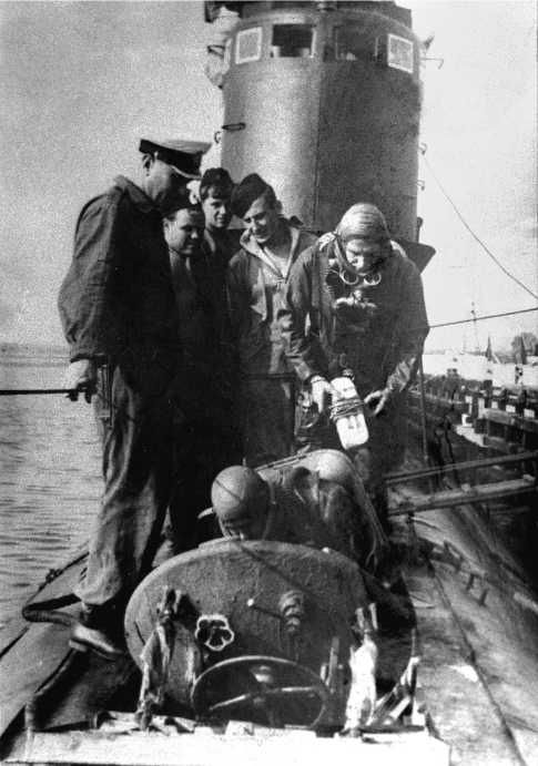 Иллюстрация к книге — Морские дьяволы. Из жизни водолазов-разведчиков Балтийского флота ВМФ [image15.jpg]